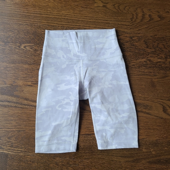 Lululemon Athletica Women’s sports White /gray Camo Shorts sz.4 - Picture 1 of 7